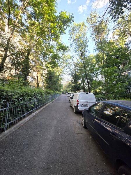 Titan, Strada Solidaritatii, 3 camere, etaj 1/4, zona verde si linistita.
